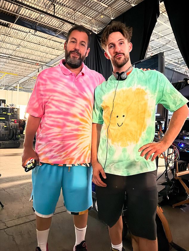 يمتد عمل Fowlie إلى ما بعد Saturday Night Live، مع الاعتمادات بما في ذلك Netflix's A Nonsense Christmas with Sabrina Carpenter؛ (في الصورة مع آدم ساندلر)