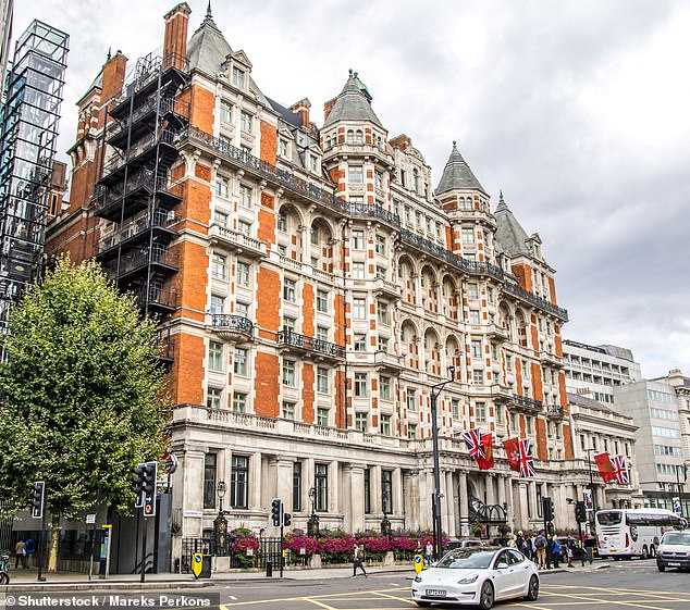 سيستمتع الزوجان أيضًا بثلاث وجبات نجمة ميشلان يوميًا، بالإضافة إلى إمكانية الوصول إلى أفضل منتجع صحي في الفندق وأخصائيي التجميل (في الصورة ماندارين أورينتال)