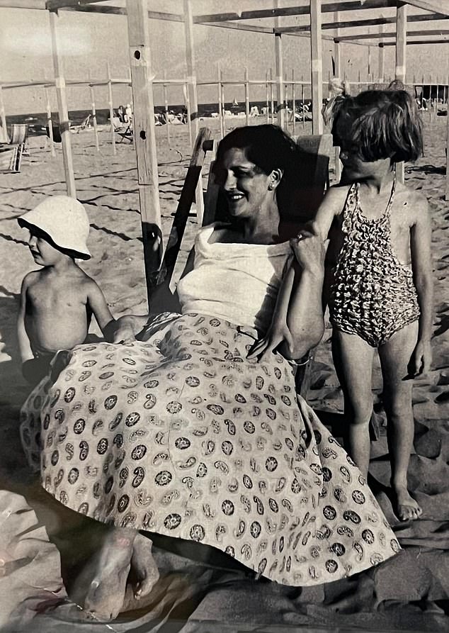 كان كريس واحدًا من سبعة أشقاء، ورسمت أخته صورة لطفولة شاعرية. شاركت صورة عائلية قديمة (في الصورة، مع كريس، على اليسار، والسيدة ويتاكر، على اليمين، ووالدتهما وينيفريد، في الوسط)، وقالت: 