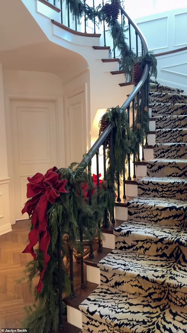 كما عرضت نجمة هوليوود أيضًا درجها الحلزوني المغطى بالسجاد بطبعات الحيوانات