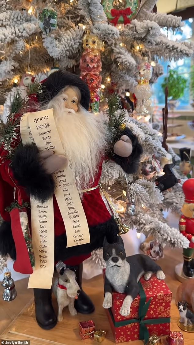 وكتب سميث أيضًا: 