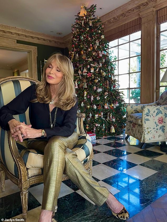 كانت النجمة ترتدي بلوزة سوداء بأزرار مع بنطال جينز ذهبي والعديد من القلائد الطويلة وقلادة قصيرة على شكل قلب بينما كانت تسدل شعرها عندما قامت بجولتها الساحرة.