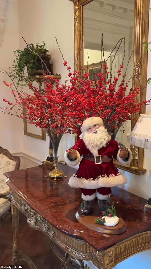 تم وضع تمثال سانتا على وحدة التحكم بجوار الزهور الحمراء