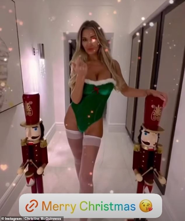 في الفيديو، ارتدت كريستين أيضًا بدلة عيد الميلاد الحمراء، قبل أن توجه قزمها الداخلي إلى مشد أخضر عميق (في الصورة)