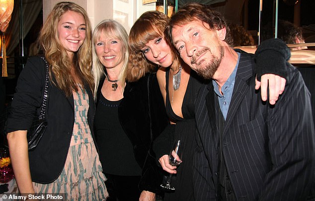 عاش مع زوجته وأطفاله في باكينجهامشير. وتابعت شقيقة كريس: 