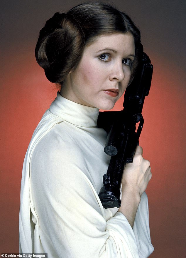 كانت فيشر صريحة بشأن معاركها مع الإدمان والاضطراب ثنائي القطب، والتي وثقتها في مذكراتها ورواياتها المفتاحية؛ تم التقاط هذه الصورة في عام 1977 في إعلان دعائي لـ Star Wars