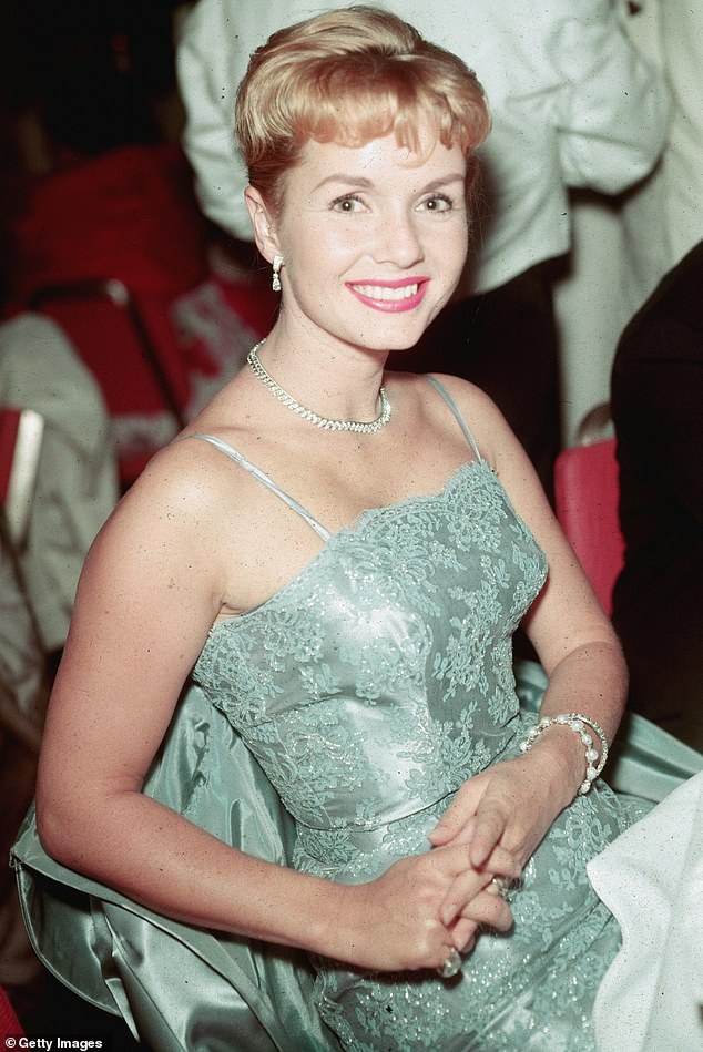 أعلنت رينولدز، التي ظهرت في الصورة عام 1955، وفاة 