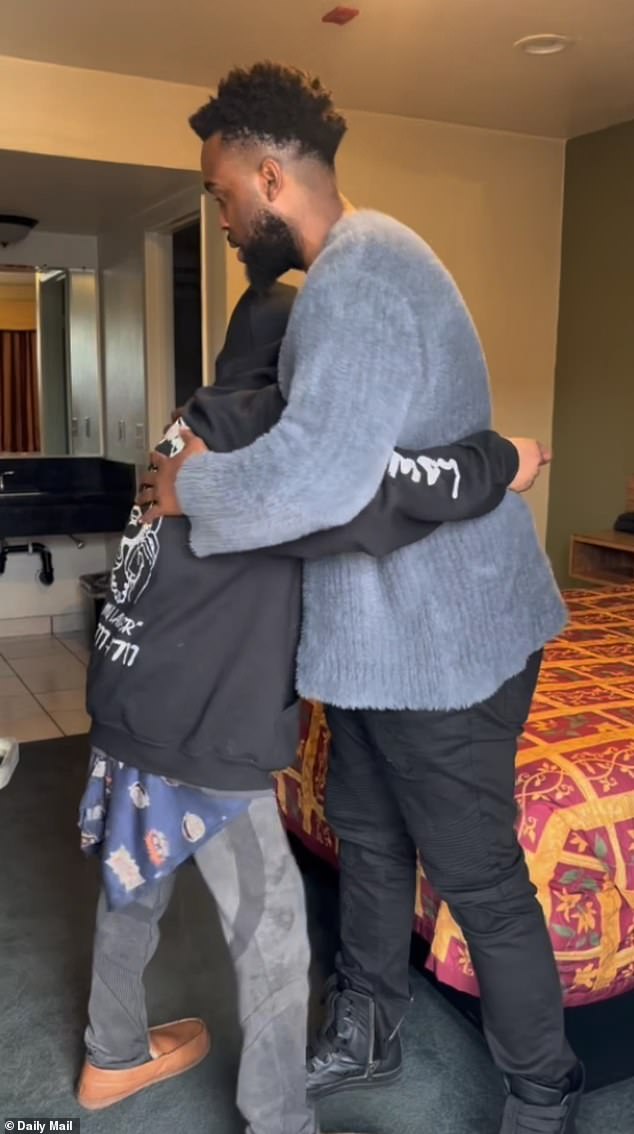 احتضن النجوم السابقون بعد أن أصبح تايلور مرتاحًا في الغرفة