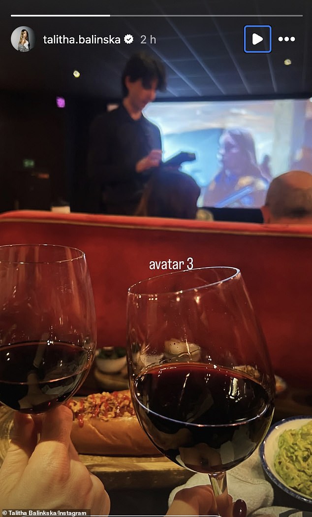 الزوجان المحبوبان مدسوسان بالنبيذ الأحمر والنقانق أثناء استقرارهما في العرض