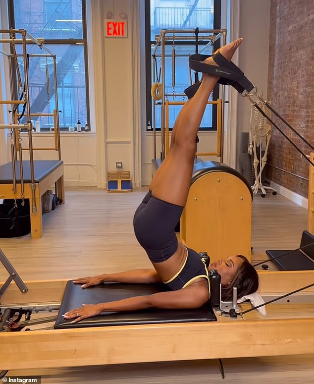 ترتدي حمالة صدر رياضية صغيرة وسروالًا قصيرًا مطابقًا لها، وشبه فضيحة مع مدرب بيلاتيس لها