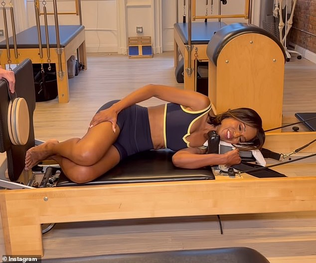 في وقت ما، أغمضت عينيها وابتسمت على وجهها بينما كانت تستريح بين المجموعات