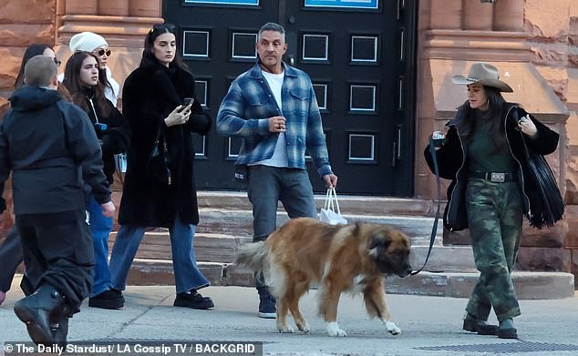 وانضمت إلى الزوجين السابقين بناتهما أليكسيا وصوفيا وبورتيا، بالإضافة إلى ابنة ريتشاردز الكبرى فرح الدوجوفري، منذ زواجها الأول.