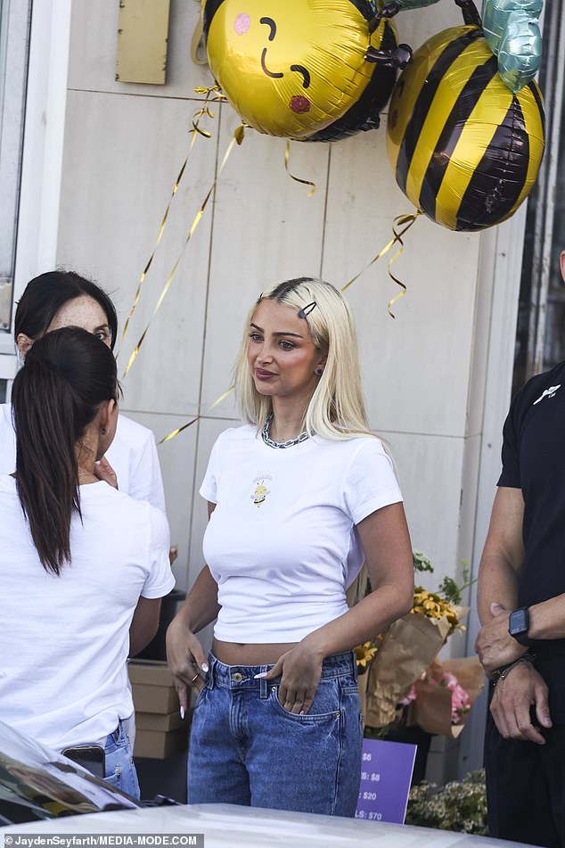 وتحدثت إيما بسعادة مع الحضور، واقفة أمام باقات الزهور والبالونات المتنوعة