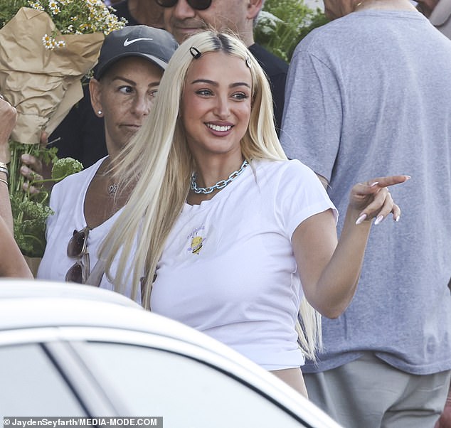 كما ارتدت إيما أيضًا ملصقًا تكريمًا لأصغر الضحايا، وهي فتاة تبلغ من العمر 10 سنوات تدعى ماتيلدا