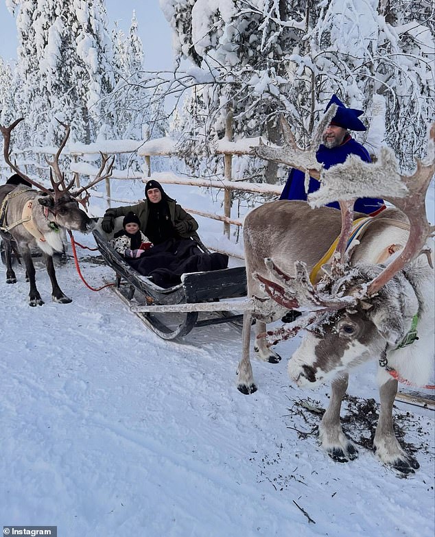 أثناء الاستمتاع بعطلة احتفالية، شوهد فيل وعائلته وهم يشاركون في مجموعة من الأنشطة الثلجية