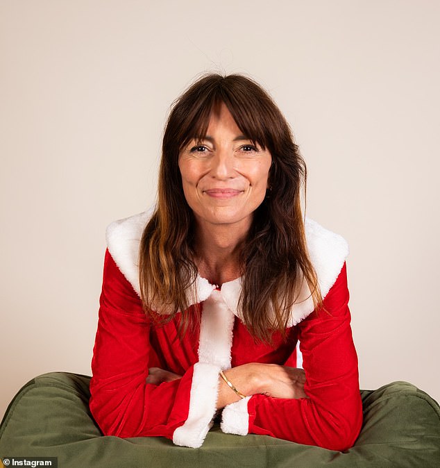 في هذه الأثناء، أظهرت دافينا مظهرها الاحتفالي عندما تحولت إلى السيدة كلوز وتمرح على كرسي بذراعين في مجموعة مرحة من اللقطات