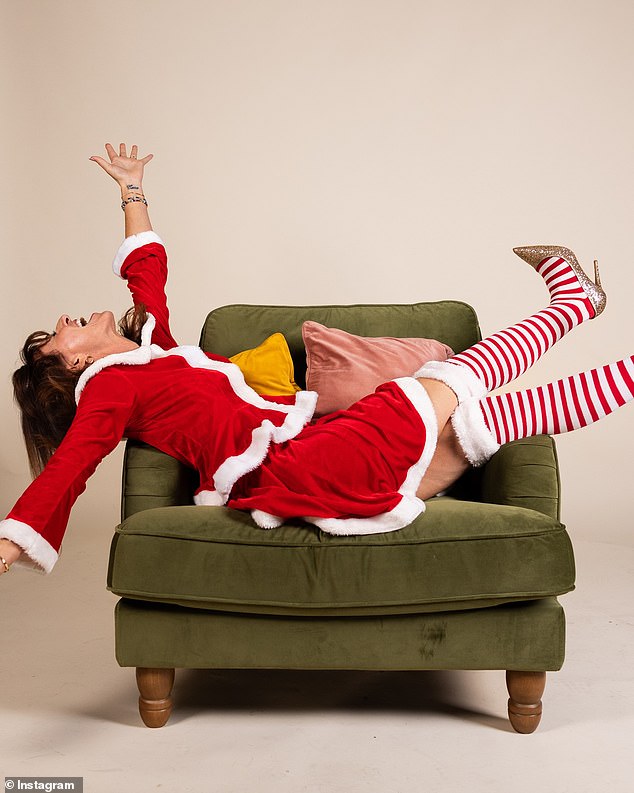 لقد تنافست مع المجموعة الاحتفالية بزوج من الجوارب المخططة باللونين الأحمر والأبيض والتي تصل إلى الركبة، وحذاء بكعب عالٍ لامع ومطرز بالترتر الذهبي.