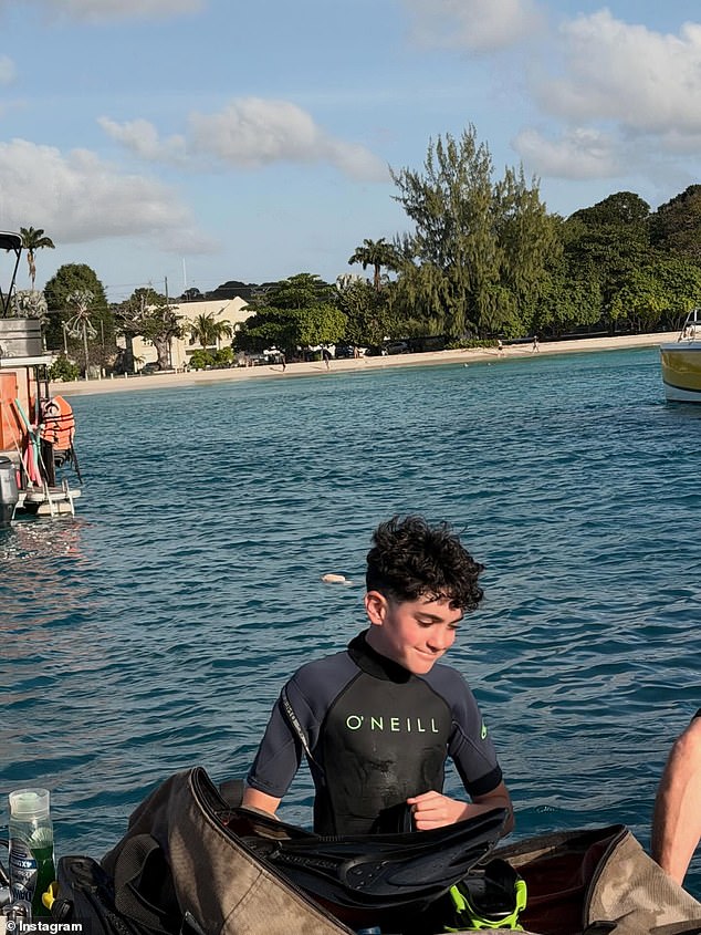 وأظهرت صورة مختلفة إريك يستعد لجلسة غوص