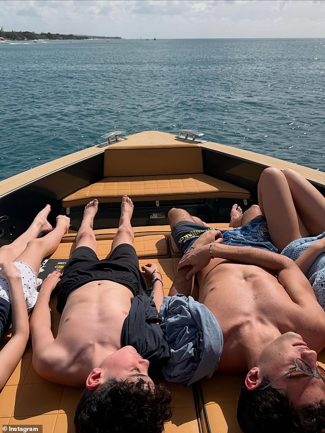 يستمتع جميع أفراد العائلة بأشعة الشمس أثناء الإبحار في المياه البلورية أثناء هروبهم من الطقس الكئيب في المملكة المتحدة خلال موسم الأعياد