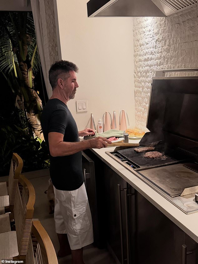 في هذه الأثناء، ابتعد سيمون بالكلمات عن نظراته القاضية وهو يعد طبقًا لذيذًا لعائلته