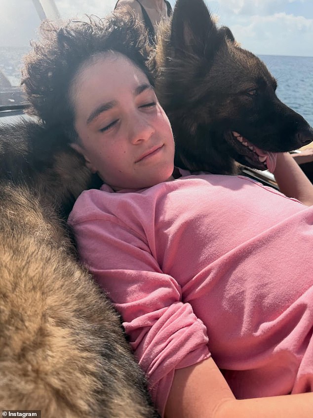 وفي لقطة أخرى، تم التقاط الكلب وهو يجلس بجوار إريك النائم على متن القارب