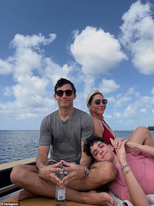 انتقلت النجمة الاجتماعية الأمريكية إلى صفحتها على Instagram بألبوم جميل يوثق إجازتها الاستوائية، حيث ظهرت على متن قارب فخم مع ولديها إريك، 11 عامًا، وآدم، 19 عامًا