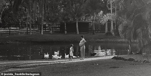 العارضة وزوجها لانس هما بالفعل والدان فخوران لابنتهما تولولا، خمسة أعوام، وابنهما روكي، أربعة أعوام