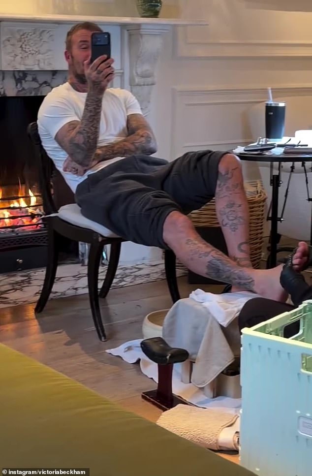 وفي وقت سابق من اليوم، استمتع السير ديفيد (في الصورة)، البالغ من العمر 50 عامًا، بجلسة باديكير احتفالية في المنزل