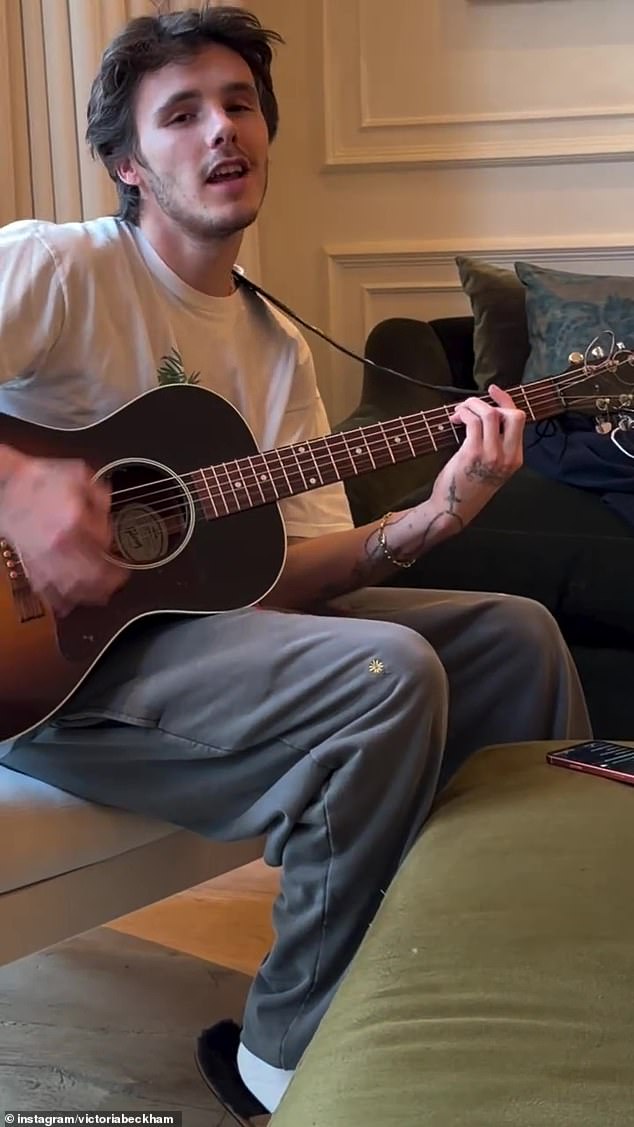 كان كروز (في الصورة) مشغولاً بالعزف على جيتاره والغناء مع أغنية Spice Girls التي حققت نجاحًا كبيرًا في Viva Forever في الخلفية