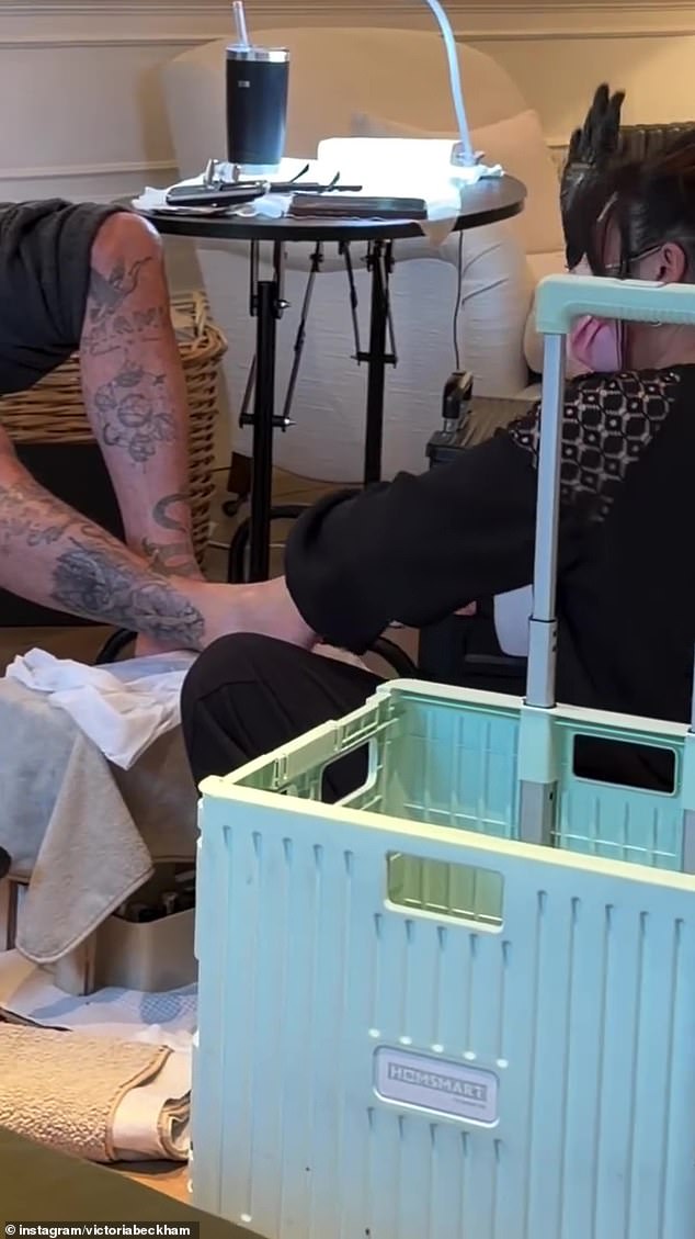 وقدم مصمم الأزياء للمعجبين نظرة ثاقبة حول استعدادات الأسرة قبل الاحتفالات الاحتفالية