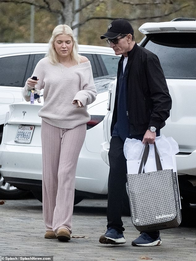 وبدا شين نحيفًا وخاضعًا وهو يحمل أكياس التسوق، في واحدة من مشاهداته العامة النادرة في السنوات الأخيرة