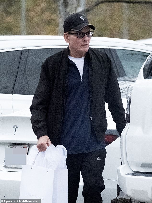 وحافظ نجم فيلم The Two and a Half Men، البالغ من العمر 60 عامًا، على مظهر منخفض بملابس غير رسمية داكنة وقبعة بيسبول بينما كان يسير بجانب لولا البالغة من العمر 20 عامًا، والتي كانت ترتدي ملابس مريحة وردية اللون.