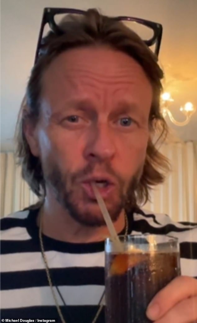 وفي بث مباشر على إنستغرام للجماهير، أوضح مصفف الشعر مايكل، 49 عامًا، أنهم احتفلوا في نهاية الأسبوع الماضي قبل التوجه إلى المطار