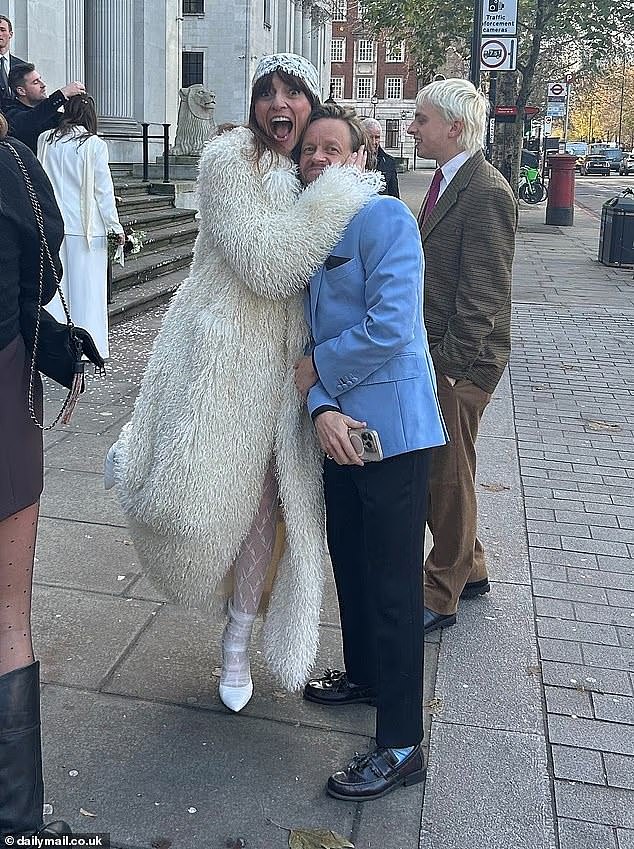 غادر الزوجان المحبوبان، اللذان تزوجا سراً في وقت سابق من هذا الشهر، المملكة المتحدة بحثاً عن شمس الشتاء بعد زواجهما.