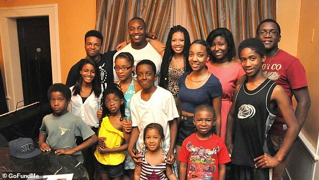 وهنا تظهر الممثلة مع عدد من أفراد عائلتها