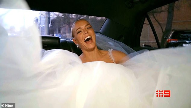 تعرض اللقطات بعد ذلك بعض الارتفاعات والانخفاضات التي يمكن أن يتوقعها المعجبون، بما في ذلك اللحظات المرحة التي يظهر فيها المتسابقون السعداء والتي تتناقض مع بعض الحالات الأكثر واقعية، مع الدموع والحسرة