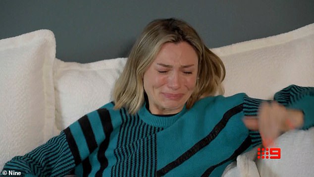 يوضح المقطع الدعائي أيضًا أنه بينما ينهار بعض الأزواج قبل انتهاء العهود، فإن آخرين لا يضيعون أي وقت في الشعور براحة شديدة