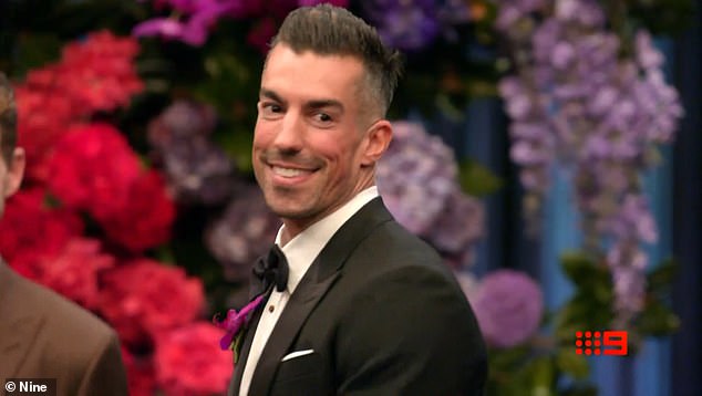 قال أحد المطلعين: 