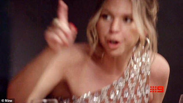 ثم تصطدم المقطورة بفوضى حفل العشاء، حيث تصرخ ريبيكا عبر الطاولة في وجه عروس أخرى: 