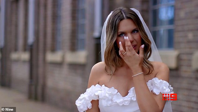 وسمعت عروس أخرى تتمتم قائلة: 