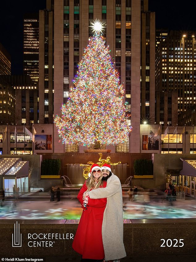 أثناء تحديهما الظروف الثلجية، ارتدت كلوم معطفًا أحمر واختارت كوليتز معطفًا طويلًا محايدًا