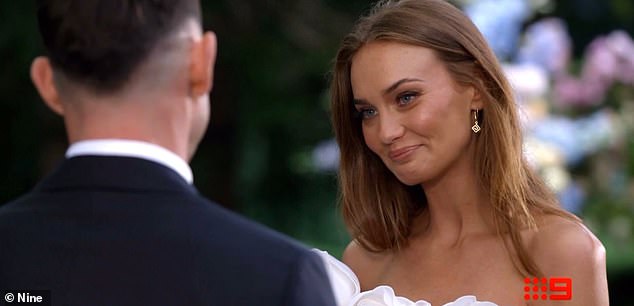 يبدأ الإعلان التشويقي بتعليق صوتي من إحدى العرائس الجدد، التي تعترف: 