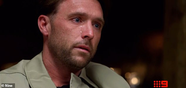 لحظة دراماتيكية أخرى ترى أحد العريس ينهار بالبكاء وهو على الأريكة