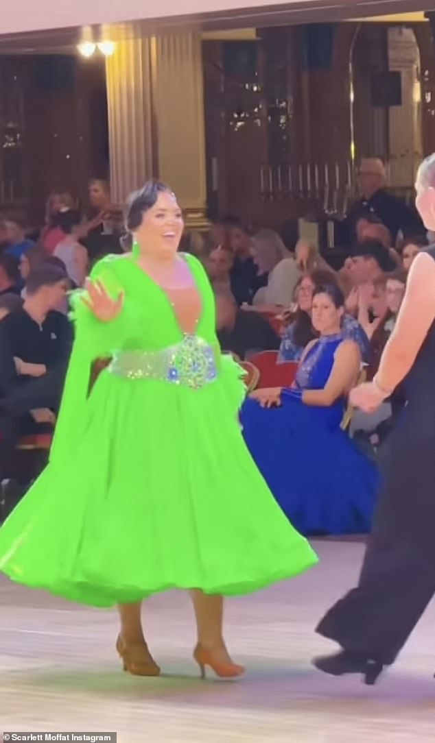 من المقرر أن تتوجه الشخصية التلفزيونية، البالغة من العمر 35 عامًا، إلى قاعة الرقص جنبًا إلى جنب مع الراقص المحترف فيتو كوبولا لحضور الحلقة الاحتفالية التي يتم بثها في يوم عيد الميلاد (صور رقص القاعة)