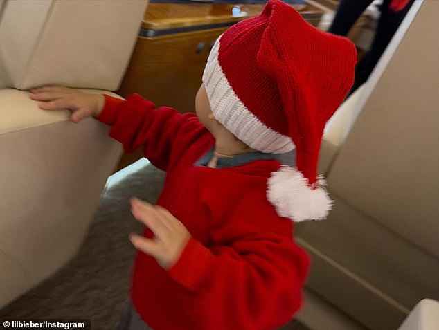 كما تم تزيين الطائرة بشكل احتفالي بمعدات العطلات