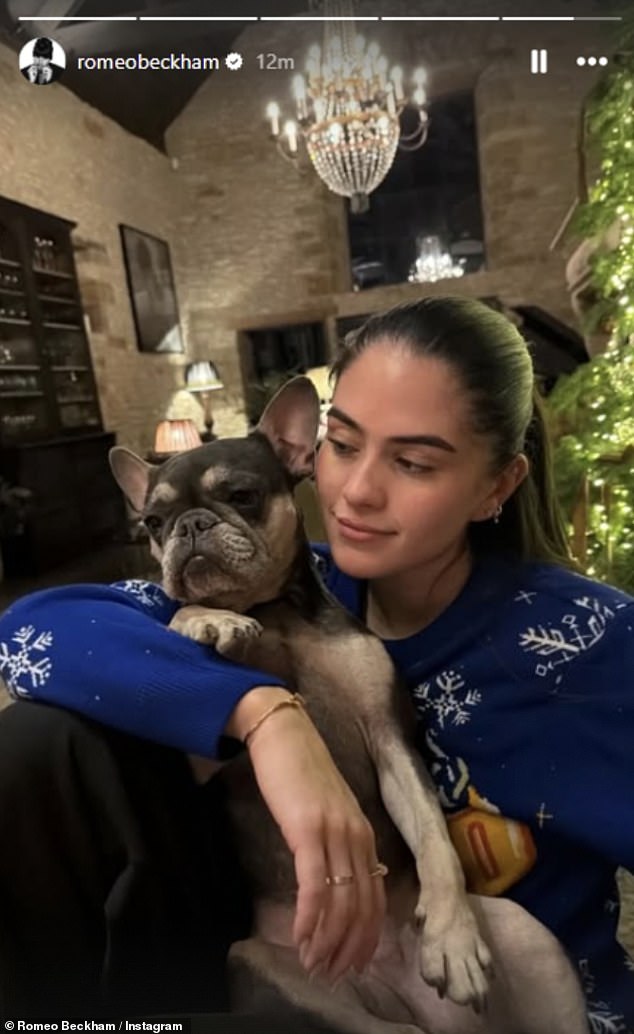 ارتدت سترة عيد الميلاد الاحتفالية بينما استمتعت بليلة مريحة مع بيكهام