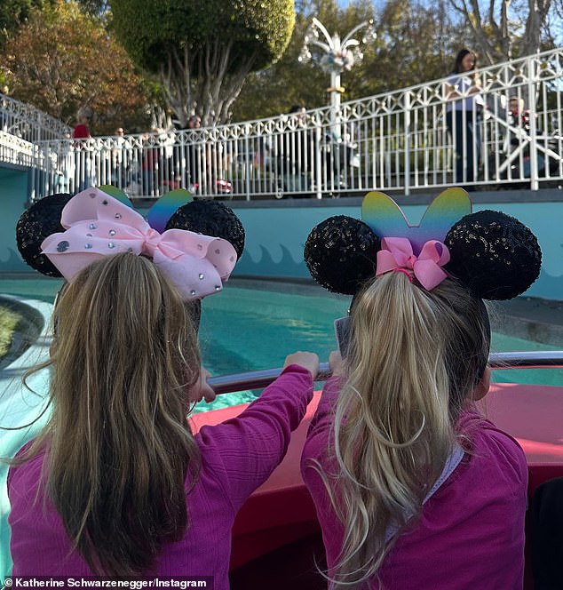 كما استمتع أفراد العائلة أيضًا أثناء قيامهم بزيارة ديزني لاند - والتي يتم تجهيزها أيضًا لقضاء العطلات