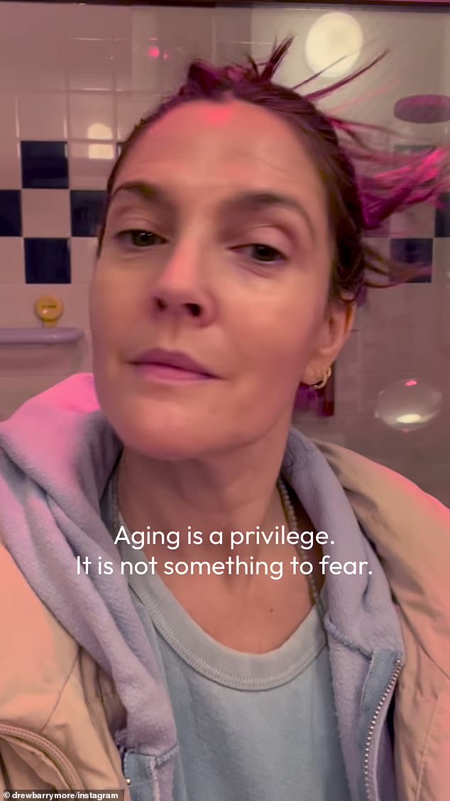 أخبر باريمور المعجبين أن التقدم في السن ليس 