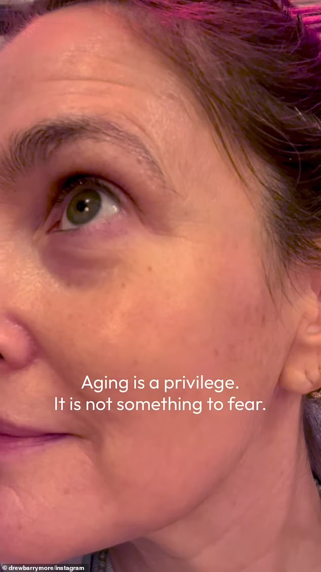 في الواقع، لم تخجل باريمور من إظهار خطوطها عندما قامت بتكبير وجهها