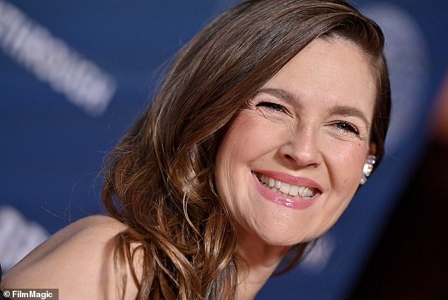 ظهرت النجمة في الصورة أبريل، بدون مكياج في أحدث فيديو لها